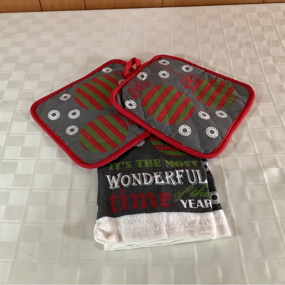 💜 New 3 piece Christmas kitchen set